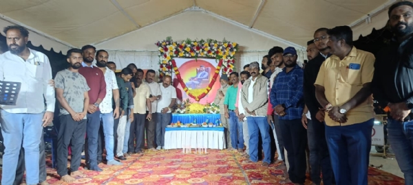 ಚಿತ್ರ : ಕೋಲಾರದಲ್ಲಿ ಪುನೀತ್ ರಾಜ್ಕುಮಾರ್ ಪುಣ್ಯಸ್ಮರಣೆ ಅಂಗವಾಗಿ ಭಾವಚಿತ್ರಕ್ಕೆ ಪುಷ್ಪನಮನ ಸಲ್ಲಿಸಲಾಯಿತು. ಕೋಲಾರ ಜಿಲ್ಲೆಯ ಅಭಿವೃದ್ಧಿಗೆ ಭರಪೂರ ಅನುದಾನವನ್ನು ಮುಖ್ಯಮಂತ್ರಿಗಳು ಒದಗಿಸಿದ್ದಾರೆ. ಚಿತ್ರ : ಕೋಲಾರದಲ್ಲಿ ಪುನೀತ್ ರಾಜ್ಕುಮಾರ್ ಪುಣ್ಯಸ್ಮರಣೆ ಅಂಗವಾಗಿ ಭಾವಚಿತ್ರಕ್ಕೆ ಪುಷ್ಪನಮನ ಸಲ್ಲಿಸಲಾಯಿತು. ಕೋಲಾರ ಜಿಲ್ಲೆಯ ಅಭಿವೃದ್ಧಿಗೆ ಭರಪೂರ ಅನುದಾನವನ್ನು ಮುಖ್ಯಮಂತ್ರಿಗಳು ಒದಗಿಸಿದ್ದಾರೆ.