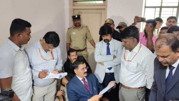 ಉಪ ಲೋಕಾಯುಕ್ತ ನ್ಯಾ. ಬಿ.ವೀರಪ್ಪ  :  ಕೊಪ್ಪಳದ ವಿವಿಧ ಕಚೇರಿಗಳಿಗೆ ಭೇಟಿ: ಪರಿಶೀಲನೆ ಉಪ ಲೋಕಾಯುಕ್ತ ನ್ಯಾ. ಬಿ.ವೀರಪ್ಪ  :  ಕೊಪ್ಪಳದ ವಿವಿಧ ಕಚೇರಿಗಳಿಗೆ ಭೇಟಿ: ಪರಿಶೀಲನೆ