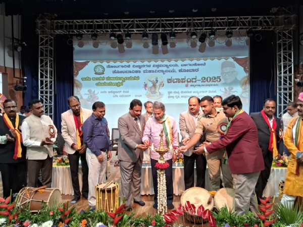 ಚಿತ್ರ : ಕೋಲಾರದಲ್ಲಿ ತೋಟಗಾರಿಕಾ ವಿಜ್ಞಾನಗಳ ವಿಶ್ವವಿದ್ಯಾಲಯ ಬಾಗಲಕೋಟೆ ಹಾಗೂ ತೋಟಗಾರಿಕಾ ಮಹಾವಿಶ್ವವಿದ್ಯಾಲಯ, ಕೋಲಾರ ಇವರ ಸಹಯೋಗದಲ್ಲಿ ೩ ದಿನಗಳು (ಅಕ್ಟೋಬರ್ ೩೧ರಿಂದ ನವೆಂಬರ್ ೨ರವರೆಗೆ) ಹಮ್ಮಿಕೊಳ್ಳಲಾದ ೧೬ನೇ ಅಂತರ ವಿಶ್ವವಿದ್ಯಾಲಯ ಯುವಜನೋತ್ಸವವನ್ನು ಖ್ಯಾತ ಸಾಹಿತಿಗಳು ಹಾಗೂ ಚಲನಚಿತ್ರ ನಿರ್ದೇಶಕರಾದ ಡಾ.ಬರಗೂರು ರಾಮಚಂದ್ರಪ್ಪ ಉದ್ಘಾಟಿಸಿದರು ಚಿತ್ರ : ಕೋಲಾರದಲ್ಲಿ ತೋಟಗಾರಿಕಾ ವಿಜ್ಞಾನಗಳ ವಿಶ್ವವಿದ್ಯಾಲಯ ಬಾಗಲಕೋಟೆ ಹಾಗೂ ತೋಟಗಾರಿಕಾ ಮಹಾವಿಶ್ವವಿದ್ಯಾಲಯ, ಕೋಲಾರ ಇವರ ಸಹಯೋಗದಲ್ಲಿ ೩ ದಿನಗಳು (ಅಕ್ಟೋಬರ್ ೩೧ರಿಂದ ನವೆಂಬರ್ ೨ರವರೆಗೆ) ಹಮ್ಮಿಕೊಳ್ಳಲಾದ ೧೬ನೇ ಅಂತರ ವಿಶ್ವವಿದ್ಯಾಲಯ ಯುವಜನೋತ್ಸವವನ್ನು ಖ್ಯಾತ ಸಾಹಿತಿಗಳು ಹಾಗೂ ಚಲನಚಿತ್ರ ನಿರ್ದೇಶಕರಾದ ಡಾ.ಬರಗೂರು ರಾಮಚಂದ್ರಪ್ಪ ಉದ್ಘಾಟಿಸಿದರು