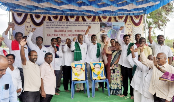 ಪರಿಸರ ವಿರೋಧಿ ಕಾರ್ಖಾನೆ ತೊಲಗಿಸಲು ಅನಿರ್ದಿಷ್ಟವಾದಿ ಧರಣಿ ಆರಂಭ : ಹೋರಾಟಕ್ಕೆ ಗವಿಶ್ರೀ ನೇತೃತ್ವವಹಿಸಿಕೊಳ್ಳಲಿ : ಚಾಮರಸ ಪರಿಸರ ವಿರೋಧಿ ಕಾರ್ಖಾನೆ ತೊಲಗಿಸಲು ಅನಿರ್ದಿಷ್ಟವಾದಿ ಧರಣಿ ಆರಂಭ : ಹೋರಾಟಕ್ಕೆ ಗವಿಶ್ರೀ ನೇತೃತ್ವವಹಿಸಿಕೊಳ್ಳಲಿ : ಚಾಮರಸ