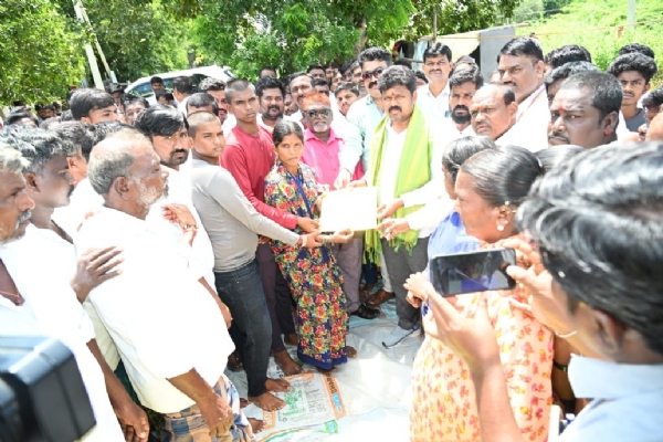 ತುಂಗಭದ್ರಾ : ಸಿಡಿಲು ಬಡಿದು ಮೃತಪಟ್ಟ ವ್ಯಕ್ತಿಗೆ 5 ಲಕ್ಷ ರೂ ಪರಿಹಾರ ವಿತರಣೆ