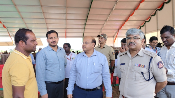 ಕೊಪ್ಪಳ: ಮುಖ್ಯಮಂತ್ರಿಗಳ ಕಾರ್ಯಕ್ರಮಕ್ಕೆ ಕೈಬೀಸಿ ಕರೆಯುತ್ತಿದೆ ಐತಿಹಾಸಿಕ ಬೃಹತ್ ವೇದಿಕೆ