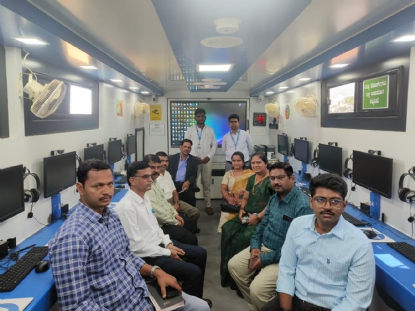 ಕಂಪ್ಯೂಟರ್ ಸಾಕ್ಷರತೆಯ ಟಿಜಿಟಲ್ ಬಸ್‍ನ ಸದುಪಯೋಗ ಪಡೆಯಿರಿ : ಪ್ರೊ.ಶಿವಾನಂದ ಕೆಳಗಿನಮನಿ
