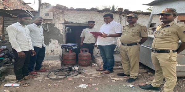 ಅಕ್ರಮವಾಗಿ ಗೃಹ ಬಳಕೆ ಸಿಲಿಂಡರ್ ಮಾರಾಟ : ಸ್ಥಳಕ್ಕೆ ಆಹಾರ ಇಲಾಖೆ ದಾಳಿ, ವಶ