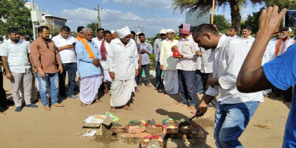 ಜಿಲ್ಲಾಧಿಕಾರಿ ಕಚೇರಿ ಮುಂದೆಯೇ ಸೀಗೆ ಹುಣ್ಣಿಮೆ ಆಚರಣೆ