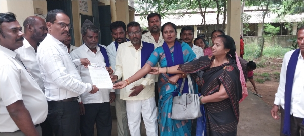 ಚಿತ್ರ ; ಪಶುಪಾಲನೆ ಇಲಾಖೆಯ ಅಕ್ರಮಗಳ ಲೋಕಾಯುಕ್ತ ಸಂಸ್ಥೆಯಿಂದ ತನಿಖೆ ನಡೆಸಬೇಕು ಎಂದು ಒತ್ತಾಯಿಸಿ ಕೋಲಾರದಲ್ಲಿ ಕರ್ನಾಟಕ ರಿಪಬ್ಲಿಕನ್ ಸಂಘಟನೆಯ ವತಿಯಿಂದ ನಗರದ ಪಶುಪಾಲನೆ ಇಲಾಖೆ ಮುಂದೆ ಪ್ರತಿಭಟನೆ ನಡೆಸಿದರು.
