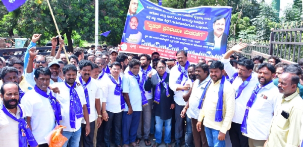 ಸುಪ್ರೀಂಕೋರ್ಟ್ ಮುಖ್ಯ ನ್ಯಾಯಾಧೀಶರ ಮೇಲೆ ಶೂ ಎಸೆತ: ತಪ್ಪಿತಸ್ತ ವಕೀಲನ ಬಂಧನಕ್ಕೆ ಆಗ್ರಹ
