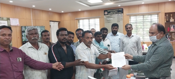 ಚಿತ್ರ ; ಕೋಳಿ ಸಾಕಾಣಿಕೆದಾರರ ಸಹಕಾರ ಸಂಘದಿಂದ ಕೋಲಾರ ಜಿಲ್ಲಾಧಿಕಾರಿ ಎಂ.ಆರ್ ರವಿ ಅವರಿಗೆ ದೂರು ಸಲ್ಲಿಸಿದರು.
