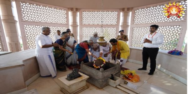 ಕುಟುಂಬ ಸಮೇತ ರಾಮ್ ಲಲ್ಲಾ ದರ್ಶನ ಪಡೆದ ಕೇಂದ್ರ ಸಚಿವೆ ನಿರ್ಮಲಾ ಸೀತಾರಾಮನ್