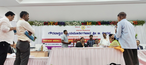 ಅಧಿಕಾರಿಗಳು ತಮ್ಮ ಕರ್ತವ್ಯದೊಂದಿಗೆ ಸಾರ್ವಜನಿಕರ ಬಗ್ಗೆ ಮಾನವೀಯತೆ ಅಳವಡಿಸಿಕೊಳ್ಳಿ: ಉಪಲೋಕಾಯುಕ್ತ