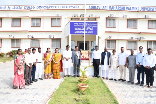 ಮಹರ್ಷಿ ವಾಲ್ಮೀಕಿ ವಿವಿ : ಕನ್ನಡ ರಾಜ್ಯೋತ್ಸವ, ಕುಲಪತಿಗಳಿಂದ ಧ್ವಜಾರೋಹಣ