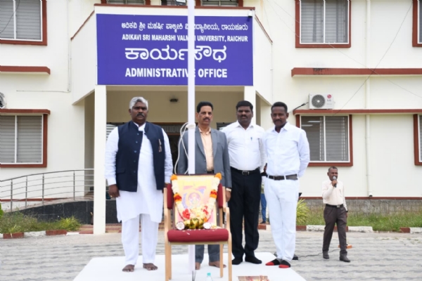 ಮಹರ್ಷಿ ವಾಲ್ಮೀಕಿ ವಿವಿ : ಕನ್ನಡ ರಾಜ್ಯೋತ್ಸವ, ಕುಲಪತಿಗಳಿಂದ ಧ್ವಜಾರೋಹಣ