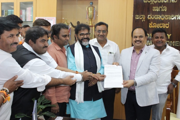 ವಿಧಾನಪರಿಷತ್ ಪ್ರತಿಪಕ್ಷದ ನಾಯಕ ಚಲವಾದಿ ನಾರಾಯಣಸ್ವಾಮಿ ಕೋಲಾರ ಜಿಲ್ಲಾಧಿಕಾರಿಗಳನ್ನು ಸೋಮವಾರ ಸಂಜೆ ಭೇಟಿ ಮಾಡಿ ಮಾಲೂರು ವಿಧಾನಸಭೆಯ ಮತಗಳ ಮರು ಎಣಿಕೆಯನ್ನು ಅನುಮಾನಕ್ಕೆ ಆಸ್ಪದವಿಲ್ಲದೆ ಎಣಿಕೆ ಮಾಡುವಂತೆ ಒತ್ತಾಯಿಸಿದರು.