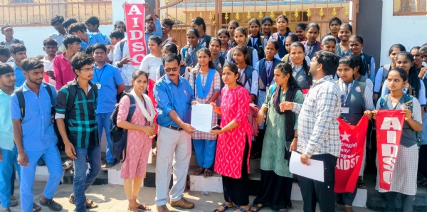 ಬಳ್ಳಾರಿ : ಶಾಲಾ -ಕಾಲೇಜು ಸಮಯಕ್ಕೆ ಸರಿಯಾಗಿ ಬಸ್ಗಾಗಿ ವಿದ್ಯಾರ್ಥಿಗಳಿಗೆ ಪ್ರತಿಭಟನೆ ಬಳ್ಳಾರಿ : ಶಾಲಾ -ಕಾಲೇಜು ಸಮಯಕ್ಕೆ ಸರಿಯಾಗಿ ಬಸ್ಗಾಗಿ ವಿದ್ಯಾರ್ಥಿಗಳಿಗೆ ಪ್ರತಿಭಟನೆ