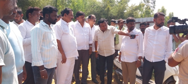 ಕೋಲಾರ ತಾಲ್ಲೂಕಿನ ಕುಡುವನಹಳ್ಳಿ ಗ್ರಾಮದ ಬಳಿ ಕೆ.ಸಿ.ವ್ಯಾಲಿ ನೀರು ಹರಿದು ತೋಟಗಳಲ್ಲಿ ಬೆಳೆದು ನಿಂತಿರುವ ಬೆಳೆ ನಾಶವಾಗಿದ್ದು, ಶಾಸಕ ವೆಂಕಟಶಿವಾರೆಡ್ಡಿ ಹಾಗೂ ಸಂಸದ ಮಲ್ಲೇಶಬಾಬು ಭೇಟಿ ಮಾಡಿ ಪರಿಶೀಲಿಸಿದರು.