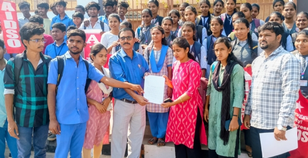 ಬಳ್ಳಾರಿ : ಶಾಲಾ -ಕಾಲೇಜು ಸಮಯಕ್ಕೆ ಸರಿಯಾಗಿ ಬಸ್ಗಾಗಿ ವಿದ್ಯಾರ್ಥಿಗಳಿಗೆ ಪ್ರತಿಭಟನೆ ಬಳ್ಳಾರಿ : ಶಾಲಾ -ಕಾಲೇಜು ಸಮಯಕ್ಕೆ ಸರಿಯಾಗಿ ಬಸ್ಗಾಗಿ ವಿದ್ಯಾರ್ಥಿಗಳಿಗೆ ಪ್ರತಿಭಟನೆ