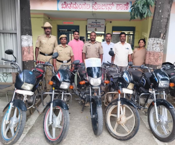 ಕೆಜಿಎಫ್ ತಾಲ್ಲೂಕಿನ ಬೇತಮಂಗಲ ಪೊಲೀಸರು ಕಳುವಾಗಿದ್ದ ೦೫ ದ್ವಿಚಕ್ರ ವಾಹನಗಳನ್ನು ವಶಪಡಿಸಿಕೊಂಡಿದ್ದಾರೆ. ಕೆಜಿಎಫ್ ತಾಲ್ಲೂಕಿನ ಬೇತಮಂಗಲ ಪೊಲೀಸರು ಕಳುವಾಗಿದ್ದ ೦೫ ದ್ವಿಚಕ್ರ ವಾಹನಗಳನ್ನು ವಶಪಡಿಸಿಕೊಂಡಿದ್ದಾರೆ.