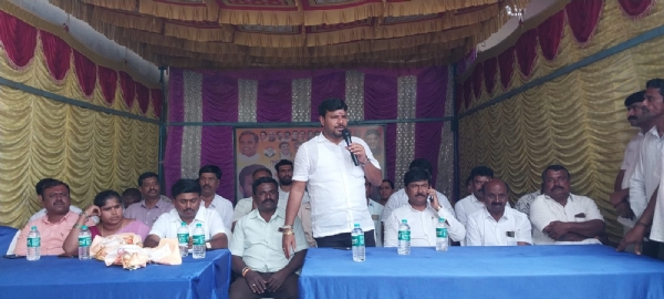 ಚಿತ್ರ : ಕೋಲಾರ ತಾಲೂಕಿನ ವೇಮಗಲ್ ಹೋಬಳಿಯ ಮದ್ದೇರಿ ಗ್ರಾಮದಲ್ಲಿ ಬುಧವಾರ ೧೫ ನೆಯ ಹಣಕಾಸು ಯೋಜನೆಯಲ್ಲಿ ಗ್ರಾಮ ಪಂಚಾಯತಿಯ ಮೊದಲ ಮಹಡಿ ಕಟ್ಟಡ ಉದ್ಘಾಟನೆ ಹಾಗೂ ೫೦ ಲಕ್ಷ ವೆಚ್ಚದ ಸಿಸಿ ರಸ್ತೆ ಶಂಕುಸ್ಥಾಪನೆ ಕಾರ್ಯಕ್ರಮದಲ್ಲಿ ಶಾಸಕ ಕೊತ್ತೂರು ಮಂಜುನಾಥ್ ಭಾಗವಹಿಸಿ ಮಾತನಾಡಿದರು.