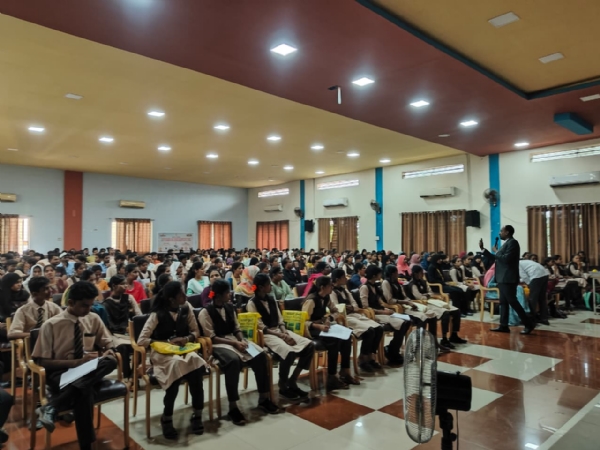 ವಿದ್ಯಾರ್ಥಿಗಳು ವಿದ್ಯಾಭ್ಯಾಸದ ಜತೆಗೆ ಸ್ಪರ್ಧಾತ್ಮಕ ಪರೀಕ್ಷೆಗಳ ಬಗ್ಗೆ ಗಮನಹರಿಸಿ : ಸಿಇಓ