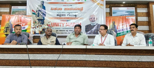 ಚಿತ್ರ ; ಕೋಲಾರ ನಗರದ ಪತ್ರಕರ್ತರ ಭವನದಲ್ಲಿ ಸರ್ದಾರ್ ವಲ್ಲಭಭಾಯಿ ಪಟೇಲ್ರ ಜನ್ಮ ದಿನಾಚರಣೆಯ ಪ್ರಯುಕ್ತ ರಾಷ್ಟ್ರೀಯ ಏಕತಾ ದಿನ ಆಯೋಜನೆ ಕುರಿತು ಸಂಸದ ಎಂ ಮಲ್ಲೇಶ್ ಬಾಬು ಪತ್ರಿಕಾ ಗೋಷ್ಠಿಯನ್ನು ಉದ್ದೇಶಿಸಿ ಮಾತನಾಡಿದರು.