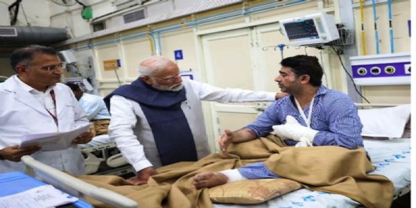 ದೆಹಲಿ ಸ್ಫೋಟದ ಸಂತ್ರಸ್ತರನ್ನು ಭೇಟಿಯಾದ ಪ್ರಧಾನಿ ಮೋದಿ