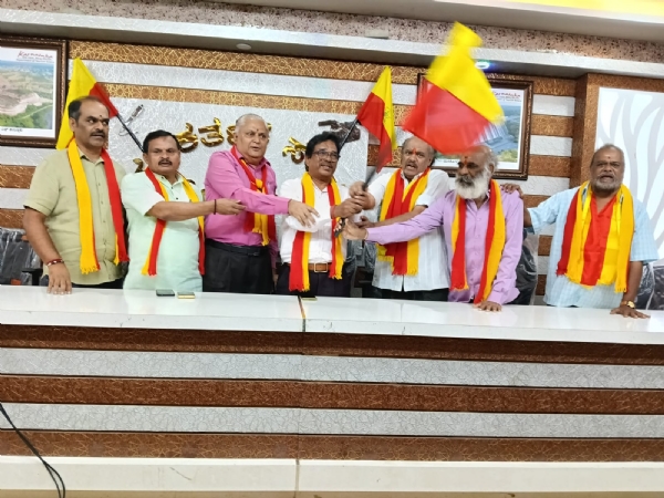 ಚಿತ್ರ : ಕೋಲಾರ ನಗರದ ಜಿಲ್ಲಾ ಕಾರ್ಯನಿರತ ಪತ್ರಕರ್ತರ ಭವನದಲ್ಲಿ ಪತ್ರಕರ್ತರ ಸಂಘದಿಂದ ಕನ್ನಡ ಪರಿಚಾರಕರಿಗೆ ಪ್ರಶಸ್ತಿ ನೀಡಲಾಯಿತು.