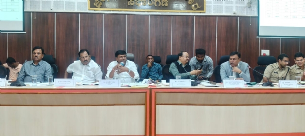 ಚಿತ್ರ : ಕೋಲಾರ ಜಿಲ್ಲಾ ಪಂಚಾಯಿತಿಯ ಸಭಾಂಗಣದಲ್ಲಿ ಏರ್ಪಡಿಸಲಾಗಿದ್ದ ‘ಜಿಲ್ಲಾ ಅಭಿವೃದ್ಧಿ ಸಮನ್ವಯ ಉಸ್ತುವಾರಿ ಸಮಿತಿ ದಿಶಾ’ ಸಮಿತಿ ಸಭೆ ಅಧ್ಯಕ್ಷತೆವಹಿಸಿ ಸಂಸದ ಎಂ. ಮಲ್ಲೇಶ್ ಬಾಬು ಮಾತನಾಡಿದರು. ರೈತರ ಜಮೀನಿಗೆ ಅರಣ್ಯ ಇಲಾಖೆ ಅಕ್ರಮ ಪ್ರವೇಶ