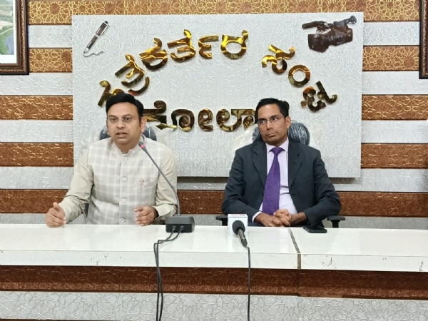 ಚಿತ್ರ : ವೈಟ್ ಫೀಲ್ಡ್ನಲ್ಲಿರುವ ಮಣಿಪಾಲ್ ಆಸ್ಪತ್ರೆಯು ಮುಂದಾಗಿದೆ ಎಂದು ವೈಟ್ ಫೀಲ್ಡ್ನಲ್ಲಿರುವ ಮಣಿಪಾಲ್ ಆಸ್ಪತ್ರೆಯ ನೆಫ್ರಾಲಜಿ ಮತ್ತು ಕಸಿ ವೈದ್ಯ ಡಾ. ವಿಷ್ಣುವರ್ಧನ್ ಕೋಲಾರ ನಗರದಲ್ಲಿ ನಡೆದ ಸುದಿಗೋಷ್ಟಿಯಲಿ ಬಿ.ಆರ್ ಹೇಳಿದರು.