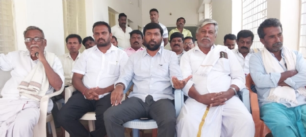 ಚಿತ್ರ : ಕೋಲಾರ ತಾಲ್ಲೂಕಿನ ಜನಪನಹಳ್ಳಿಯ ಕಾಂಗ್ರೆಸ್ ಮುಖಂಡರೊಂದಿಗೆ ಶನಿವಾರ ಸುದ್ದಿಗೋಷ್ಠಿಯಲ್ಲಿ ಮಾತನಾಡಿದರು ಚಿತ್ರ : ಕೋಲಾರ ತಾಲ್ಲೂಕಿನ ಜನಪನಹಳ್ಳಿಯ ಕಾಂಗ್ರೆಸ್ ಮುಖಂಡರೊಂದಿಗೆ ಶನಿವಾರ ಸುದ್ದಿಗೋಷ್ಠಿಯಲ್ಲಿ ಮಾತನಾಡಿದರು