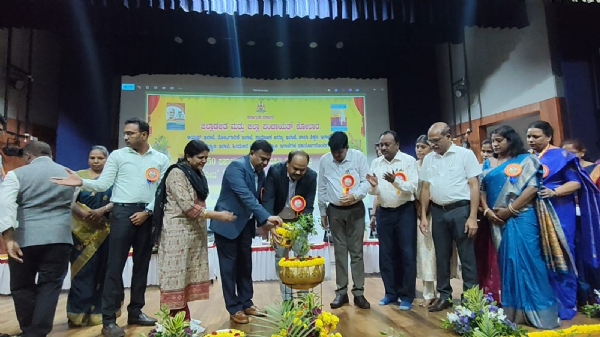 ಚಿತ್ರ : ಕೋಲಾರ ಜಿಲ್ಲಾಡಳಿತ ಜಿಲ್ಲಾಪಂಚಾಯತ್, ಆಯುಷ್ ಇಲಾಖೆ, ಸಾರ್ವಜನಿಕ ಶಿಕ್ಷಣ ಇಲಾಖೆ, ತೋಟಗಾರಿಕೆ ಇಲಾಖೆ, ಸಾಮಾಜಿಕ ಆರಣ್ಯ ಇಲಾಖೆ, ಸಮಾಜ ಕಲ್ಯಾಣ ಇಲಾಖೆ, ಹಿಂದುಳಿದ ವರ್ಗಗಳ ಕಲ್ಯಾಣ ಇಲಾಖೆ ಸಹಯೋಗದಲ್ಲಿ ೧೫೦ ಸರ್ಕಾರಿ ಶಾಲೆ ಮತ್ತು ವಸತಿ ನಿಲಯಗಳಲ್ಲಿ ಧನ್ವಂತರಿ ವನ ನಿರ್ಮಿಸುವ ಕುರಿತು ಕೋಲಾರ ಜಿಲ್ಲಾಧಿಕಾರಿ ಭವನದಲ್ಲಿ ಏರ್ಪಡಿಸಿದ್ದಕಾರ್ಯಗಾರವನ್ನು ಕೋಲಾರ ಜಿಲ್ಲಾಧಿಕಾರಿ ಡಾ. ಎಂ ಆರ್. ರವಿ ಚಾಲನೆ ನೀಡಿದರು. ಚಿತ್ರ : ಕೋಲಾರ ಜಿಲ್ಲಾಡಳಿತ ಜಿಲ್ಲಾಪಂಚಾಯತ್, ಆಯುಷ್ ಇಲಾಖೆ, ಸಾರ್ವಜನಿಕ ಶಿಕ್ಷಣ ಇಲಾಖೆ, ತೋಟಗಾರಿಕೆ ಇಲಾಖೆ, ಸಾಮಾಜಿಕ ಆರಣ್ಯ ಇಲಾಖೆ, ಸಮಾಜ ಕಲ್ಯಾಣ ಇಲಾಖೆ, ಹಿಂದುಳಿದ ವರ್ಗಗಳ ಕಲ್ಯಾಣ ಇಲಾಖೆ ಸಹಯೋಗದಲ್ಲಿ ೧೫೦ ಸರ್ಕಾರಿ ಶಾಲೆ ಮತ್ತು ವಸತಿ ನಿಲಯಗಳಲ್ಲಿ ಧನ್ವಂತರಿ ವನ ನಿರ್ಮಿಸುವ ಕುರಿತು ಕೋಲಾರ ಜಿಲ್ಲಾಧಿಕಾರಿ ಭವನದಲ್ಲಿ ಏರ್ಪಡಿಸಿದ್ದಕಾರ್ಯಗಾರವನ್ನು ಕೋಲಾರ ಜಿಲ್ಲಾಧಿಕಾರಿ ಡಾ. ಎಂ ಆರ್. ರವಿ ಚಾಲನೆ ನೀಡಿದರು.