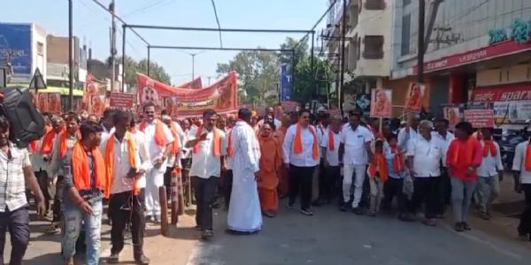 ಕಾಡಸಿದ್ದೇಶ್ವರ ಶ್ರೀಗಳಿಗೆ ನಿರ್ಬಂಧ ಖಂಡಿಸಿ ಬೃಹತ್ ಪ್ರತಿಭಟನೆ