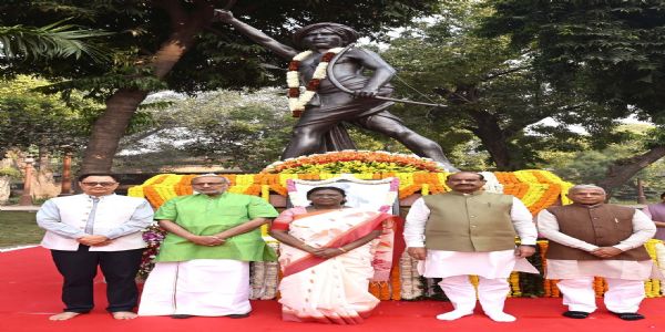 ಬಿರ್ಸಾ ಮುಂಡಾ ಜನ್ಮ ದಿನಾಚರಣೆ ; ರಾಷ್ಟ್ರಪತಿ ಸೇರಿದಂತೆ ಗಣ್ಯರಿಂದ ಪುಷ್ಪ ನಮನ