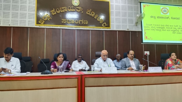 ಚಿತ್ರ : ಕೋಲಾರ ನಗರದ ಜಿಲ್ಲಾ ಪಂಚಾಯಿತಿ ಸಭಾಂಗಣದಲ್ಲಿ ನಡೆದ ೨೦೨೫-೨೭ನೇ ಸಾಲಿನ ಜಿಲ್ಲಾ ವಾರ್ಷಿಕ ಕರಡು ಅಭಿವೃದ್ಧಿ ಯೋಜನಾ ಸಭೆಯಲ್ಲಿ ಕರ್ನಾಟಕ ರಾಜ್ಯ ವಿಕೇಂದ್ರೀಕರಣ ಯೋಜನೆ ಮತ್ತು ಅಭಿವೃದ್ಧಿ ಸಮಿತಿ ಉಪಾಧ್ಯಕ್ಷ ಡಿ.ಆರ್.ಪಾಟೀಲ ಮಾತನಾಡಿದರು. ಚಿತ್ರ : ಕೋಲಾರ ನಗರದ ಜಿಲ್ಲಾ ಪಂಚಾಯಿತಿ ಸಭಾಂಗಣದಲ್ಲಿ ನಡೆದ ೨೦೨೫-೨೭ನೇ ಸಾಲಿನ ಜಿಲ್ಲಾ ವಾರ್ಷಿಕ ಕರಡು ಅಭಿವೃದ್ಧಿ ಯೋಜನಾ ಸಭೆಯಲ್ಲಿ ಕರ್ನಾಟಕ ರಾಜ್ಯ ವಿಕೇಂದ್ರೀಕರಣ ಯೋಜನೆ ಮತ್ತು ಅಭಿವೃದ್ಧಿ ಸಮಿತಿ ಉಪಾಧ್ಯಕ್ಷ ಡಿ.ಆರ್.ಪಾಟೀಲ ಮಾತನಾಡಿದರು.