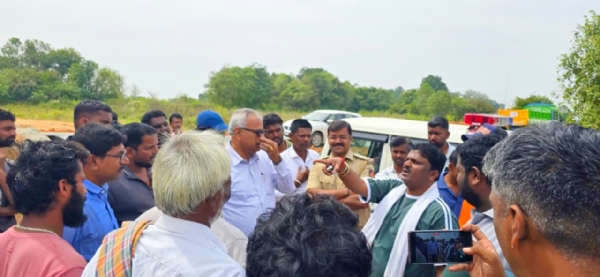 ಚಿತ್ರ ; ಮಾಲೂರು ತಾಲ್ಲೂಕಿನ ಟೇಕಲ್ ರೈಲ್ವೆ ಬ್ರಿಡ್ಜ್ ಕೆಳಭಾಗದ ರಸ್ತೆ ತೆರವುಗೊಳ್ಳಲು ಗ್ರಾಮಸ್ಥರು ಶಾಸಕರಿಗೆ ಮನವಿ ಮಾಡಿದ್ದರ ಹಿನ್ನಲೆಯಲ್ಲಿ ಶಾಸಕ ಕೆ.ವೈ.ನಂಜೇಗೌಡರು ಖುದ್ದು ಸ್ಥಳಕ್ಕೆ ಬೇಟಿ ನೀಡಿ ಅದನ್ನು ತೆರವುಗೊಳಿಸಿ ಸುಗಮಗೊಳಿಸಿದರು. ಚಿತ್ರ ; ಮಾಲೂರು ತಾಲ್ಲೂಕಿನ ಟೇಕಲ್ ರೈಲ್ವೆ ಬ್ರಿಡ್ಜ್ ಕೆಳಭಾಗದ ರಸ್ತೆ ತೆರವುಗೊಳ್ಳಲು ಗ್ರಾಮಸ್ಥರು ಶಾಸಕರಿಗೆ ಮನವಿ ಮಾಡಿದ್ದರ ಹಿನ್ನಲೆಯಲ್ಲಿ ಶಾಸಕ ಕೆ.ವೈ.ನಂಜೇಗೌಡರು ಖುದ್ದು ಸ್ಥಳಕ್ಕೆ ಬೇಟಿ ನೀಡಿ ಅದನ್ನು ತೆರವುಗೊಳಿಸಿ ಸುಗಮಗೊಳಿಸಿದರು.