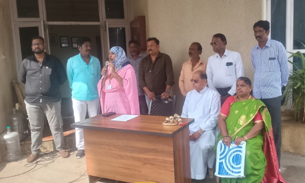 ಕೋಲಾರ ಜಿಲ್ಲೆ ಶ್ರೀನಿವಾಸಪುರದಲ್ಲಿ ಕರ್ನಾಟಕ ಅಲ್ಪಸಂಖ್ಯಾತರ ಅಭಿವೃದ್ಧಿ ನಿಗಮದ ಕಾರ್ಯಕ್ರಮಗಳ ಬಗ್ಗೆ ಫಲಾನುಭವಿಗಳಿಗೆ ಮಾಹಿತಿ ನೀಡಲಾಯಿತು. ಕೋಲಾರ ಜಿಲ್ಲೆ ಶ್ರೀನಿವಾಸಪುರದಲ್ಲಿ ಕರ್ನಾಟಕ ಅಲ್ಪಸಂಖ್ಯಾತರ ಅಭಿವೃದ್ಧಿ ನಿಗಮದ ಕಾರ್ಯಕ್ರಮಗಳ ಬಗ್ಗೆ ಫಲಾನುಭವಿಗಳಿಗೆ ಮಾಹಿತಿ ನೀಡಲಾಯಿತು.