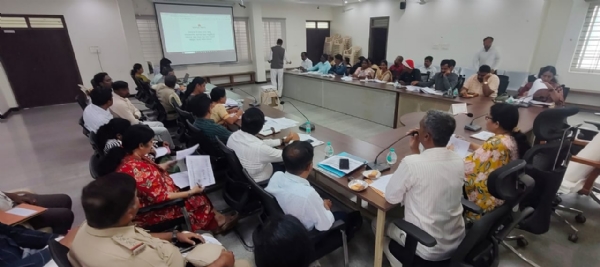 ಪ್ರಧಾನ ಮಂತ್ರಿ ಫಸಲ್ ಭೀಮ ಯೋಜನೆಯ ಅನುಷ್ಠಾನದ ಬಗ್ಗೆ ಕೋಲಾರದ ಹೆಚ್ಚುವರಿ ಜಿಲ್ಲಾಧಿಕಾರಿ ಮಂಗಳ ಅಧಿಕಾರಿಗಳ ಸಭೆ ನಡೆಸಿದರು. ಪ್ರಧಾನ ಮಂತ್ರಿ ಫಸಲ್ ಭೀಮ ಯೋಜನೆಯ ಅನುಷ್ಠಾನದ ಬಗ್ಗೆ ಕೋಲಾರದ ಹೆಚ್ಚುವರಿ ಜಿಲ್ಲಾಧಿಕಾರಿ ಮಂಗಳ ಅಧಿಕಾರಿಗಳ ಸಭೆ ನಡೆಸಿದರು.