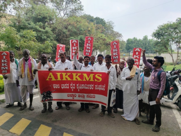 ಬಳ್ಳಾರಿ : ಬಗರ್ ಹುಕುಂ ಸಾಗುವಳಿದಾರರಿಗೆ ಹಕ್ಕು ಪತ್ರ ವಿತರಿಸಲು ಆಗ್ರಹ ಬಳ್ಳಾರಿ : ಬಗರ್ ಹುಕುಂ ಸಾಗುವಳಿದಾರರಿಗೆ ಹಕ್ಕು ಪತ್ರ ವಿತರಿಸಲು ಆಗ್ರಹ