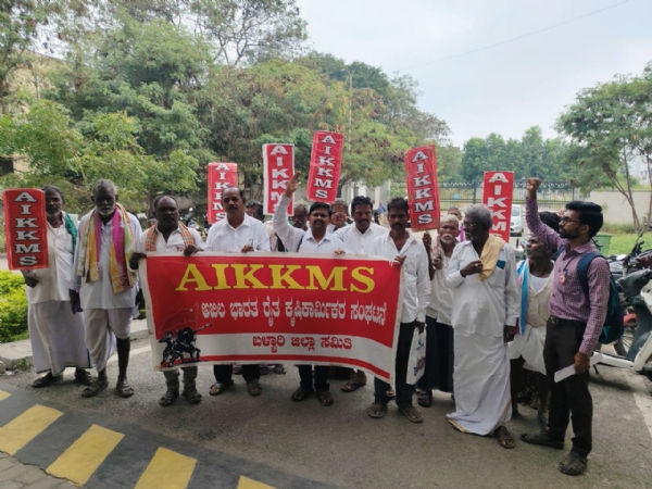 ಬಳ್ಳಾರಿ : ಬಗರ್ ಹುಕುಂ ಸಾಗುವಳಿದಾರರಿಗೆ ಹಕ್ಕು ಪತ್ರ ವಿತರಿಸಲು ಆಗ್ರಹ ಬಳ್ಳಾರಿ : ಬಗರ್ ಹುಕುಂ ಸಾಗುವಳಿದಾರರಿಗೆ ಹಕ್ಕು ಪತ್ರ ವಿತರಿಸಲು ಆಗ್ರಹ