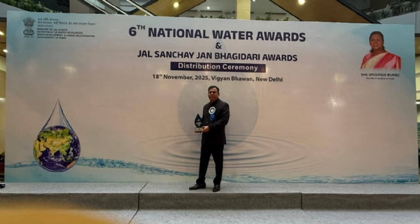 ಚಿತ್ರ : ಕೋಲಾರ ಜಿಲ್ಲೆಗೆ ಜಲ ಸಂಚಯ ಜನ ಭಾಗಿದಾರಿ ಅಭಿಯಾನದಡಿ ರಾಷ್ಟ್ರೀಯ ಪ್ರಶಸ್ತಿ ಲಭಿಸಿದೆ. ನೂರಾರು ಕೆರೆಗಳ ಪುನಶ್ಚೇತನ, ರಾಜಕಾಲುವೆಗಳ ಅಭಿವೃದ್ಧಿ ಮಾಡಲಾಗಿದೆ. ಇದು ಅಂತರ್ಜಲ ವೃದ್ಧಿ ಮತ್ತು ಕೃಷಿಗೆ ನೀರು ಒದಗಿಸಿದೆ. ಜಿಲ್ಲೆಗೆ ೨೫ ಲಕ್ಷ ರೂ. ನಗದು ಬಹುಮಾನವನ್ನು ಪ್ರವೀಣ್ ಬಾಗೇವಾಡಿ ಜಿಲ್ಲಾ ಪಂಚಾಯತ್ ಮುಖ್ಯ ಕಾರ್ಯನಿರ್ವಹಣಾಧಿಕಾರಿ ಪಡೆದರು. ಚಿತ್ರ : ಕೋಲಾರ ಜಿಲ್ಲೆಗೆ ಜಲ ಸಂಚಯ ಜನ ಭಾಗಿದಾರಿ ಅಭಿಯಾನದಡಿ ರಾಷ್ಟ್ರೀಯ ಪ್ರಶಸ್ತಿ ಲಭಿಸಿದೆ. ನೂರಾರು ಕೆರೆಗಳ ಪುನಶ್ಚೇತನ, ರಾಜಕಾಲುವೆಗಳ ಅಭಿವೃದ್ಧಿ ಮಾಡಲಾಗಿದೆ. ಇದು ಅಂತರ್ಜಲ ವೃದ್ಧಿ ಮತ್ತು ಕೃಷಿಗೆ ನೀರು ಒದಗಿಸಿದೆ. ಜಿಲ್ಲೆಗೆ ೨೫ ಲಕ್ಷ ರೂ. ನಗದು ಬಹುಮಾನವನ್ನು ಪ್ರವೀಣ್ ಬಾಗೇವಾಡಿ ಜಿಲ್ಲಾ ಪಂಚಾಯತ್ ಮುಖ್ಯ ಕಾರ್ಯನಿರ್ವಹಣಾಧಿಕಾರಿ ಪಡೆದರು.