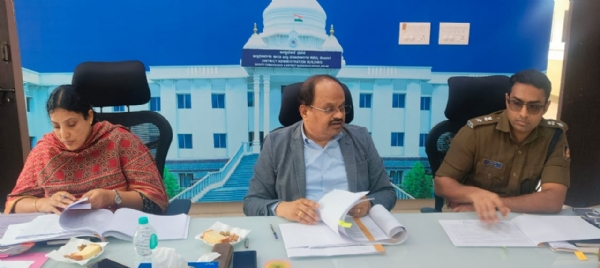 ಚಿತ್ರ ; ಕೋಲಾರ ಜಿಲ್ಲಾಧಿಕಾರಿಗಳ ಕಚೇರಿಯಲ್ಲಿ ಕೋಲಾರ ಜಿಲ್ಲಾಧಿಕಾರಿ ಡಾ.ಎಂ.ಆರ್.ರವಿ ಅವರ ಅಧ್ಯಕ್ಷತೆಯಲ್ಲಿ ಜಿಲ್ಲಾ ಖನಿಜ ಪ್ರತಿಷ್ಠಾನ ನಿಧಿ ಟ್ರಸ್ಟ್ ನಿರ್ವಹಣಾ ಸಮಿತಿ ಸಭೆ ನಡೆಯಿತು. ಜಲ ಸಂರಕ್ಷಣೆಯಲ್ಲಿ ಕೋಲಾರ ಜಿಲ್ಲೆಗೆ ರಾ ಚಿತ್ರ ; ಕೋಲಾರ ಜಿಲ್ಲಾಧಿಕಾರಿಗಳ ಕಚೇರಿಯಲ್ಲಿ ಕೋಲಾರ ಜಿಲ್ಲಾಧಿಕಾರಿ ಡಾ.ಎಂ.ಆರ್.ರವಿ ಅವರ ಅಧ್ಯಕ್ಷತೆಯಲ್ಲಿ ಜಿಲ್ಲಾ ಖನಿಜ ಪ್ರತಿಷ್ಠಾನ ನಿಧಿ ಟ್ರಸ್ಟ್ ನಿರ್ವಹಣಾ ಸಮಿತಿ ಸಭೆ ನಡೆಯಿತು. ಜಲ ಸಂರಕ್ಷಣೆಯಲ್ಲಿ ಕೋಲಾರ ಜಿಲ್ಲೆಗೆ ರಾ