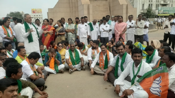 ತುಂಗಭದ್ರ ಜಲಾಶಯ : ಎರಡನೇ ಬೆಳೆಗೆ ನೀರು ನೀಡಲು ಆಗ್ರಹಿಸಿ ಬಿಜೆಪಿ ಪ್ರತಿಭಟನೆ ತುಂಗಭದ್ರ ಜಲಾಶಯ : ಎರಡನೇ ಬೆಳೆಗೆ ನೀರು ನೀಡಲು ಆಗ್ರಹಿಸಿ ಬಿಜೆಪಿ ಪ್ರತಿಭಟನೆ