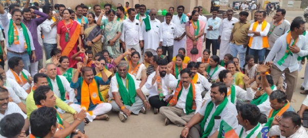 ತುಂಗಭದ್ರ ಜಲಾಶಯ : ಎರಡನೇ ಬೆಳೆಗೆ ನೀರು ನೀಡಲು ಆಗ್ರಹಿಸಿ ಬಿಜೆಪಿ ಪ್ರತಿಭಟನೆ ತುಂಗಭದ್ರ ಜಲಾಶಯ : ಎರಡನೇ ಬೆಳೆಗೆ ನೀರು ನೀಡಲು ಆಗ್ರಹಿಸಿ ಬಿಜೆಪಿ ಪ್ರತಿಭಟನೆ