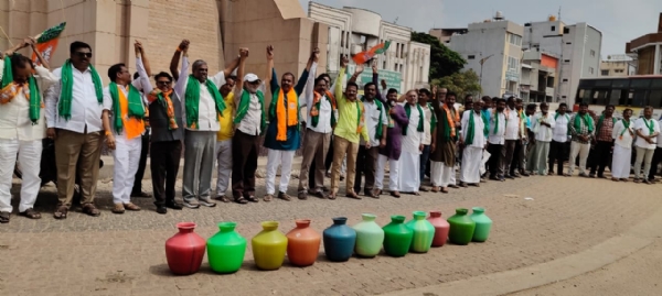 ತುಂಗಭದ್ರ ಜಲಾಶಯ : ಎರಡನೇ ಬೆಳೆಗೆ ನೀರು ನೀಡಲು ಆಗ್ರಹಿಸಿ ಬಿಜೆಪಿ ಪ್ರತಿಭಟನೆ ತುಂಗಭದ್ರ ಜಲಾಶಯ : ಎರಡನೇ ಬೆಳೆಗೆ ನೀರು ನೀಡಲು ಆಗ್ರಹಿಸಿ ಬಿಜೆಪಿ ಪ್ರತಿಭಟನೆ