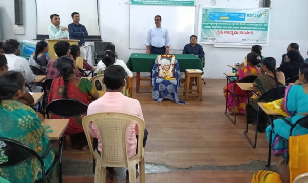 ಕುಕ್ಕುಟ ಉದ್ಯಮಕ್ಕೆ ಬೇಡಿಕೆ: ಜಿಪಂ ಉಪಕಾರ್ಯದರ್ಶಿ ಶಶಿಕಾಂತ ಶಿವಪೂರೆ ಕುಕ್ಕುಟ ಉದ್ಯಮಕ್ಕೆ ಬೇಡಿಕೆ: ಜಿಪಂ ಉಪಕಾರ್ಯದರ್ಶಿ ಶಶಿಕಾಂತ ಶಿವಪೂರೆ