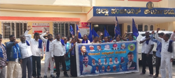 ಚಿತ್ರ ; ಹೊನ್ನೇನಹಳ್ಳಿ ಗ್ರಾಪಂ ಪಿಡಿಒ ಹರೀಶ್ ಹಾಗೂ ವಡಗೂರು ಗ್ರಾಪಂ ಪಿಡಿಒ ರಮೇಶ್ ಬಾಬು ವಿರುದ್ದ ತನಿಖೆಗೆ ಒತ್ತಾಯಿಸಿ ಕರ್ನಾಟಕ ರಿಪಬ್ಲಿಕನ್ ಸಂಘಟನೆಯ ನೇತೃತ್ವದಲ್ಲಿ ಕೋಲಾರ ಜಿಲ್ಲಾ ಪಂಚಾಯತಿ ಮುಂಭಾಗ ಪ್ರತಿಭಟನೆ ನಡೆಸಿ ಜಿಪಂ ಉಪ ಕಾರ್ಯದರ್ಶಿ ರಮೇಶ್ ಅವರಿಗೆ ಮನವಿಸಲ್ಲಿಸಿ ಒತ್ತಾಯಿಸಿದರು.