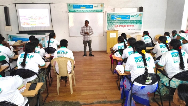 ಕುಕ್ಕುಟ ಉದ್ಯಮಕ್ಕೆ ಬೇಡಿಕೆ: ಜಿಪಂ ಉಪಕಾರ್ಯದರ್ಶಿ ಶಶಿಕಾಂತ ಶಿವಪೂರೆ ಕುಕ್ಕುಟ ಉದ್ಯಮಕ್ಕೆ ಬೇಡಿಕೆ: ಜಿಪಂ ಉಪಕಾರ್ಯದರ್ಶಿ ಶಶಿಕಾಂತ ಶಿವಪೂರೆ