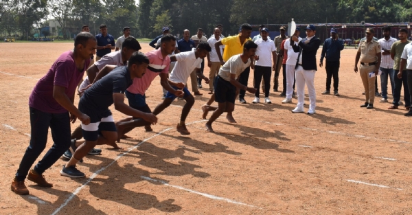 ಚಿತ್ರ : ಕೆಜಿಎಫ್ನ ಚಾಂಫೀಯನ್ರೀಫ್ಸ್ನಲ್ಲಿನ ಡಿ.ಎ. ಆರ್. ಪೊಲೀಸ್ ಕವಾಯಿತು ಮೈದಾನದಲ್ಲಿ ಗುರುವಾರದಿಂದ ಮೂರು ದಿನಗಳ ಕಾಲ ನಡೆ ಯಲಿರುವ ವಾರ್ಷಿಕ ಪೊಲೀಸ್ ಕ್ರೀಡಾಕೂಟ ವನ್ನು ವಿದ್ಯುಕ್ತವಾಗಿ ಚಾಲನೆ ನೀಡಲಾಯಿತು.