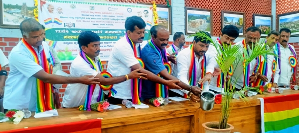 ಚಿತ್ರ : ಕರ್ನಾಟಕ ರಾಜ್ಯ ಸಹಕಾರ ಮಹಾಮಂಡಳ, ಜಿಲ್ಲಾ ಸಹಕಾರ ಒಕ್ಕೂಟ, ಡಿಸಿಸಿ ಬ್ಯಾಂಕ್, ಜಿಲ್ಲಾ ಕಾರ್ಯನಿರತ ಪತ್ರಕರ್ತರ ವಿವಿಧೋದ್ದೇಶ ಸಹಕಾರ ಸಂಘ, ಸಹಕಾರ ಇಲಾಖೆ ಇವರ ಸಂಯುಕ್ತಾಶ್ರಯದಲ್ಲಿ ಹಮ್ಮಿಕೊಂಡಿದ್ದ ೭೨ನೇ ಅಖಿಲಭಾರತ ಸಹಕಾರ ಸಪ್ತಾಹದ ಸಮಾರೋಪ ಸಮಾರಂಭದಲ್ಲಿ ಶಾಸಕ ಕೊತ್ತುರು ಮಂಜುನಾಥ್ ಮಾತನಾಡಿದರು. ಕೆಜಿಎಫ್ ಜಿಲ್ಲಾ ಪೊಲೀಸ್ ಕ್ರೀಡಾಕೂಟ ಉದ್ಘಾಟನೆ ಚಿತ್ರ : ಕರ್ನಾಟಕ ರಾಜ್ಯ ಸಹಕಾರ ಮಹಾಮಂಡಳ, ಜಿಲ್ಲಾ ಸಹಕಾರ ಒಕ್ಕೂಟ, ಡಿಸಿಸಿ ಬ್ಯಾಂಕ್, ಜಿಲ್ಲಾ ಕಾರ್ಯನಿರತ ಪತ್ರಕರ್ತರ ವಿವಿಧೋದ್ದೇಶ ಸಹಕಾರ ಸಂಘ, ಸಹಕಾರ ಇಲಾಖೆ ಇವರ ಸಂಯುಕ್ತಾಶ್ರಯದಲ್ಲಿ ಹಮ್ಮಿಕೊಂಡಿದ್ದ ೭೨ನೇ ಅಖಿಲಭಾರತ ಸಹಕಾರ ಸಪ್ತಾಹದ ಸಮಾರೋಪ ಸಮಾರಂಭದಲ್ಲಿ ಶಾಸಕ ಕೊತ್ತುರು ಮಂಜುನಾಥ್ ಮಾತನಾಡಿದರು. ಕೆಜಿಎಫ್ ಜಿಲ್ಲಾ ಪೊಲೀಸ್ ಕ್ರೀಡಾಕೂಟ ಉದ್ಘಾಟನೆ