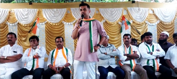 ಚಿತ್ರ : ಕೋಲಾರ ನಗರದ ಹೊರವಲಯದ ಕೋಲಾರ ವಿಧಾನಸಭಾ ಕ್ಷೇತ್ರದ ಶಾಸಕ ಕೊತ್ತೂರು ಮಂಜುನಾಥ್ ಗೃಹ ಕಛೇರಿಯಲ್ಲಿ ಆಗ್ನೇಯ ಪದವೀಧರರ ಕ್ಷೇತ್ರದ ಚುನಾವಣೆಯ ಸಂಬಂಧಿಸಿದಂತೆ ಪೂರ್ವ ತಯಾರಿ ಸಭೆಯಲ್ಲಿ ಎಐಸಿಸಿ ಕಾರ್ಯದರ್ಶಿ ಅಭಿಷೇಕ್ ದತ್ತ ಮಾತನಾಡಿದರು.