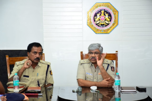 ಅಧಿಕಾರಿಗಳು ಸಮನ್ವಯತೆಯಿಂದ ಕೆಲಸ ಮಾಡಬೇಕು- ಡಾ. ರಾಮ್ ಎಲ್. ಅರಸಿದ್ದಿ ಅಧಿಕಾರಿಗಳು ಸಮನ್ವಯತೆಯಿಂದ ಕೆಲಸ ಮಾಡಬೇಕು- ಡಾ. ರಾಮ್ ಎಲ್. ಅರಸಿದ್ದಿ